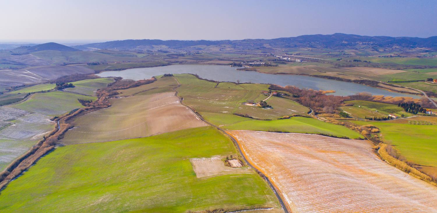 Veduta aerea dei poderi Bertoli attorno al Lago di Santa Luce