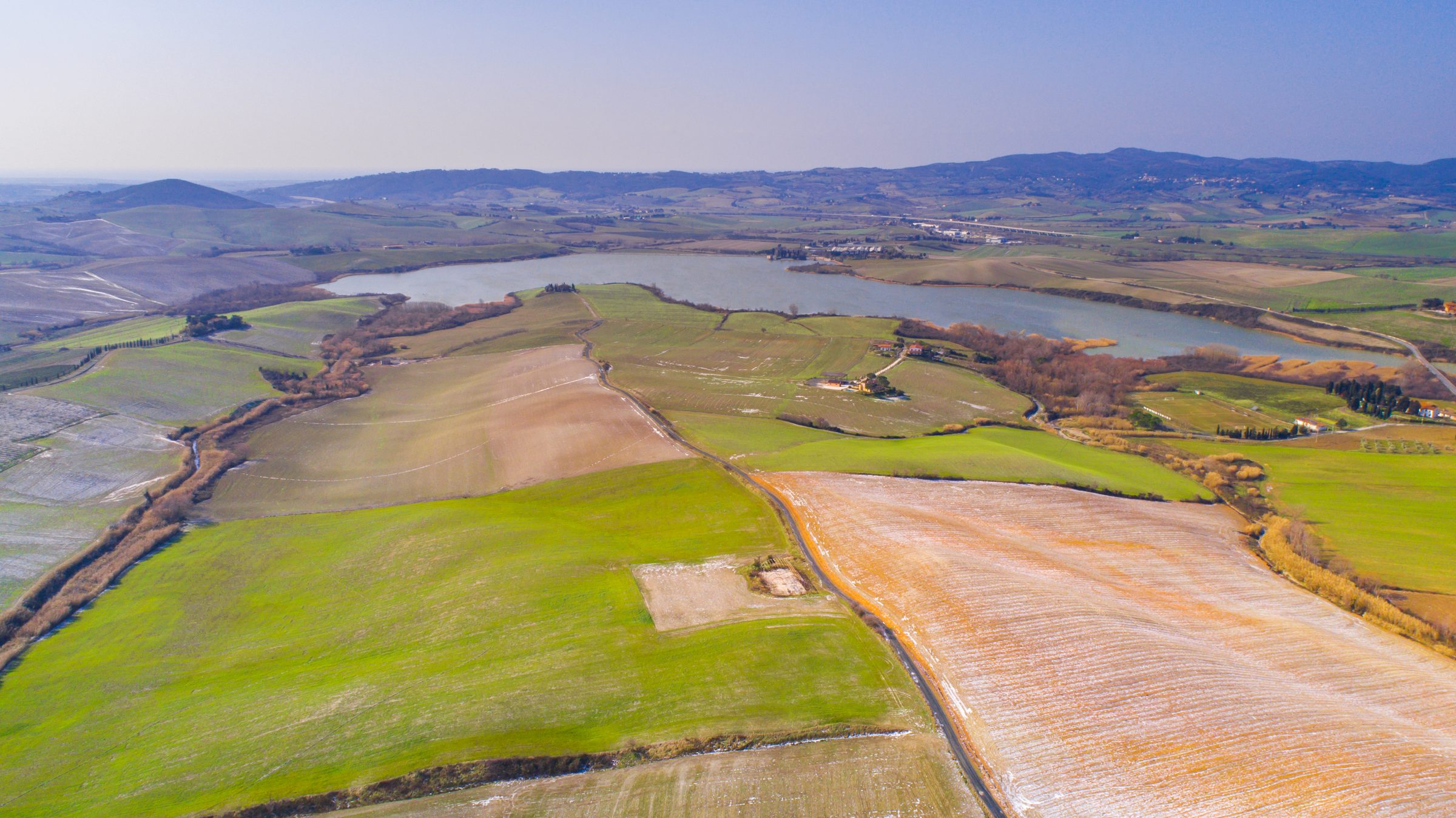 Veduta aerea dei campi Bertoli attorno al Lago di Santa Luce