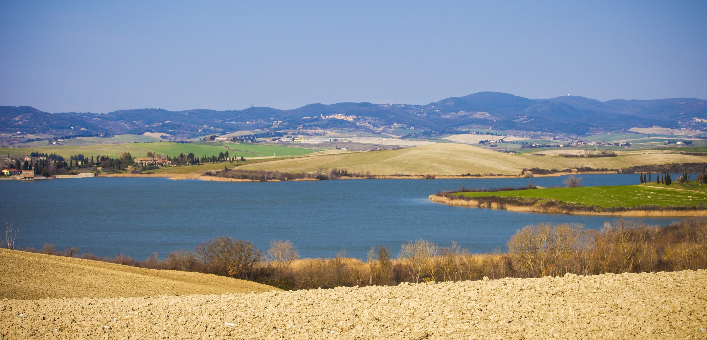 Il Lago di Santa Luce visto dai campi di grano Bertoli